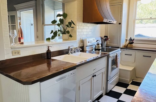 Cloverdale House | Historical Cozy Home Walking Distance to Downtown!