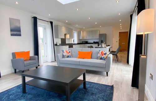 Navestock House | Historical Crown Farm 3BD Gem!