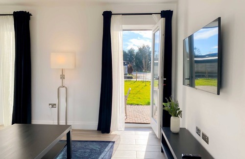 Navestock House | Historical Crown Farm 3BD Gem!