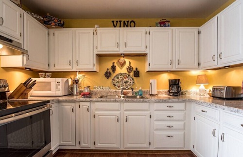 Lake Geneva Apartment | Historical Downtown Geneva Bungalow |Upper Unit |Parking for 3 |Walkable |Near Shops & Restaurants