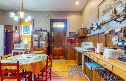 Springfield House | Historical Home w/Modern Conveniences w/Porches