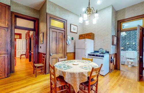 Springfield House | Historical Home w/Modern Conveniences w/Porches