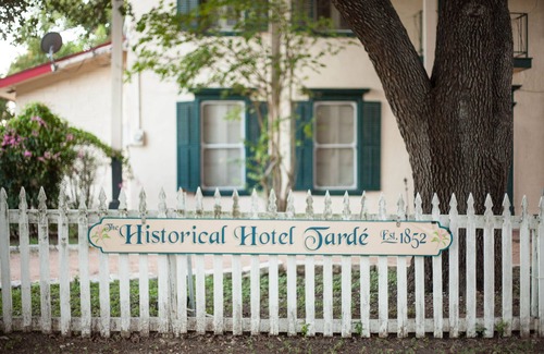 Castroville House | Historical Hotel Tarde in the heart of Castroville (Entire Hotel)