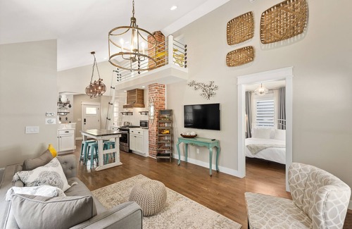 Louisville House | Historical Joey House, Sleeps 6 Walk to Restaurants