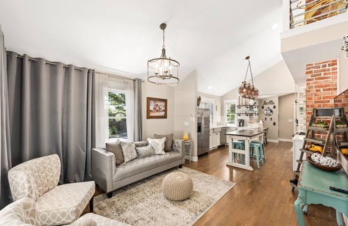 Louisville House | Historical Joey House, Sleeps 6 Walk to Restaurants