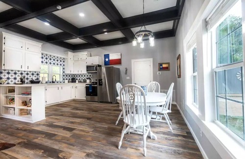 Leander House | Historical Leander Lodge: Sleeps 8, 2 Blks to Lake Travis