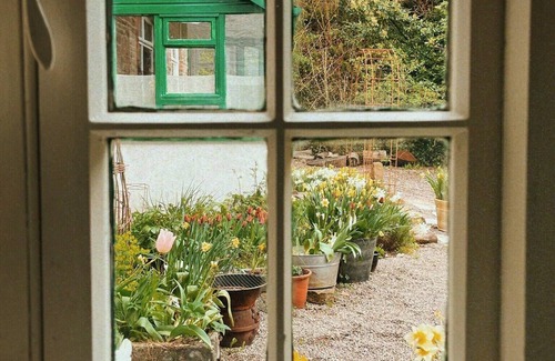 Abergavenny Cottage | Historical Little Mill Cottage, Moments From Mountains and Market Town