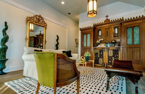 Denison Villa | Historical Mansion Beside 174 Acre Disc Golf Park