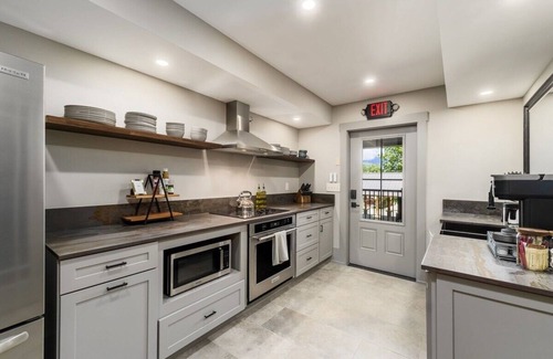 Somerset House | Historical & Quaint Renovated I-House in Downtown Somerset W/Great Walkability