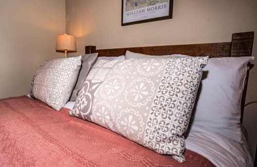 Edwinstowe House | Historical Sherwood Forest Cottages - Sleeps 16