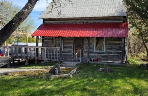 Eganville Cabin | Historical Square Timber Home right at the heart of Snow Country