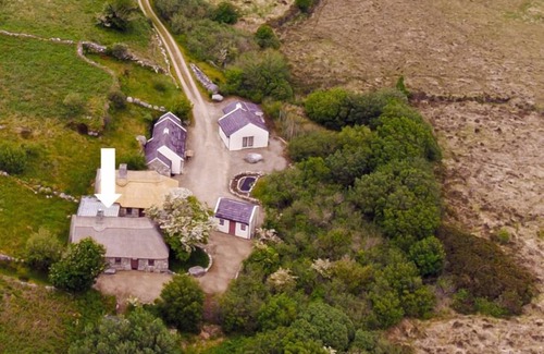 Spiddal House | Historical Thatched Cottage @ Multi-Award-Winning Cnoc Suain