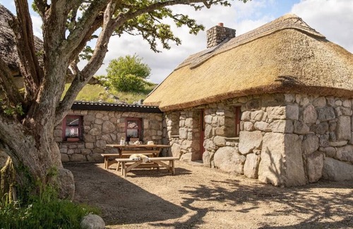 Spiddal House | Historical Thatched Cottage @ Multi-Award-Winning Cnoc Suain