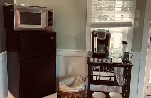 Lawrenceville House | ~HistoricBungalow~QueenBed~FarmStay~SleepsTwo~