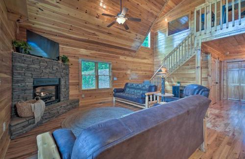 Unaka House | Hiwassee Hideaway Cabin with Mountain Views!
