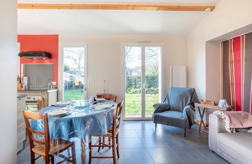 Saint-Georges-de-Pointindoux House | Holiday Home 'Petite Maison' with Private Garden and Wi-Fi