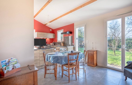 Saint-Georges-de-Pointindoux House | Holiday Home 'Petite Maison' with Private Garden and Wi-Fi