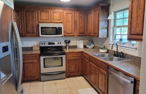 Calera House | Ho-On-Day. A cozy home away from home. Native Theme close to the Choctaw Casino.