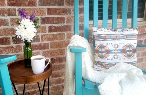Calera House | Ho-On-Day. A cozy home away from home. Native Theme close to the Choctaw Casino.