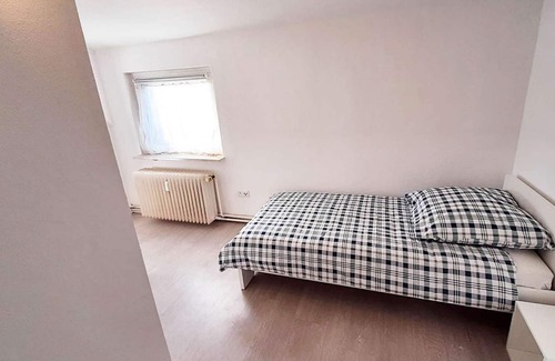 Rommerskirchen Apartment | HÖ01 large apartment with dryer and washing machine