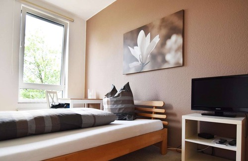 Chorweiler Apartment | HÖ01 large apartment with dryer and washing machine