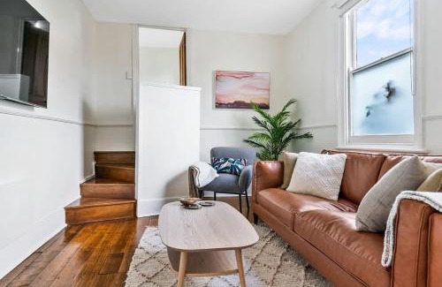 New Town House | Hobart Heritage Home - Close to CBD & Airport