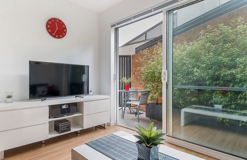 Hobart Central Business District Apartment | Hobart inner-city apartment with off street car parking; easy walk to CBD