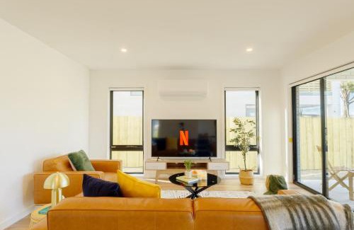 Austins Ferry House | Hobart Luxury Waterfront Retreat 4BR Award-Winning Stay