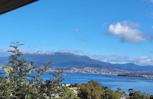 Howrah House | Hobart Panoramic View with Spas - 2 mins from Howrah Beach