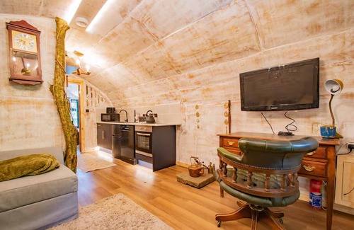 Edenfield Cabin | Hobbit House in The Dell, Edenfield