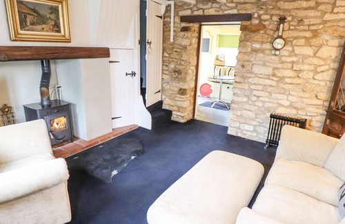 Ellerker Cottage | HOBBITS HOLE, pet friendly, character holiday cottage in South Cave