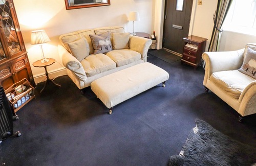 Ellerker Cottage | HOBBITS HOLE, pet friendly, character holiday cottage in South Cave