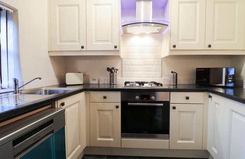 Ilkeston Cottage | HOBSON'S COTTAGE 10 MAIN STREET, family friendly in Ilkeston