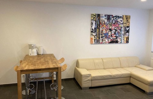 Grettstadt Apartment | Hochwertig und modern eingerichtete Ferienwohnung mit extragroßem King Size-Bett und kostenfreiem WLAN