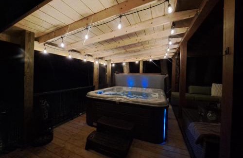 McArthur House | Hocking Hills Cabin, Hot Tub, Private Pond