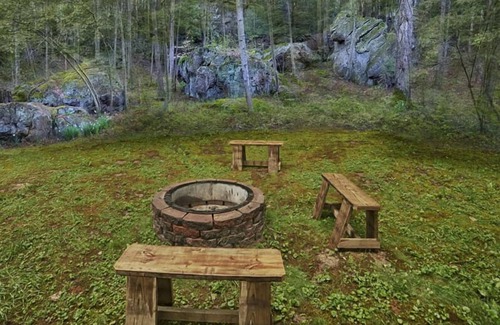 Rockbridge House | Hocking Hills Cottage Nestled in Rock Formations
