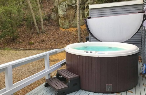 Rockbridge House | Hocking Hills Cottage Nestled in Rock Formations