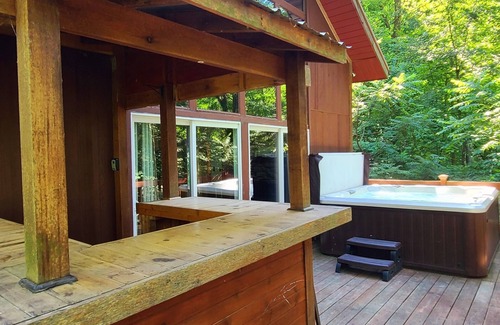 Rockbridge Cabin | Hocking Hills secluded Mayapple Cabin - 8 miles from Cantwell Cliffs! ~Hot Tub~