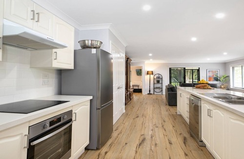 Robertson House | Hoddle Lane – rural views, fireplace and air conditioning