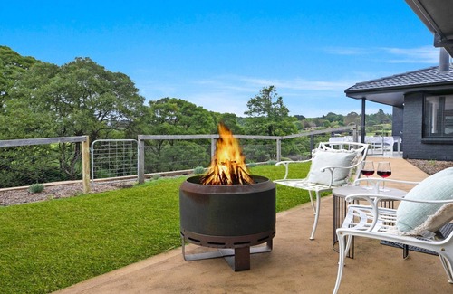 Robertson House | Hoddle Lane – rural views, fireplace and air conditioning