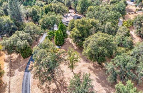 Oakhurst House | Hodges Hill Hideout w/pool, spa, BBQ - Dog Friendly