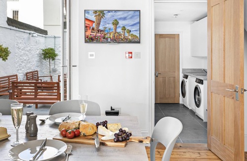 Plymouth House | Hoe Park House | Sleeps 10 | Historic, Central | Near Dining, Bars & Seafront
