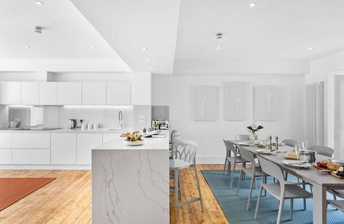 Plymouth House | Hoe Park House | Sleeps 10 | Historic, Central | Near Dining, Bars & Seafront