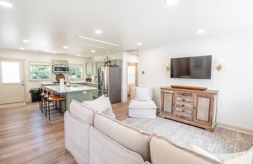 Hanahan House | Holcombe Premier: Modern Luxury : 4br Home