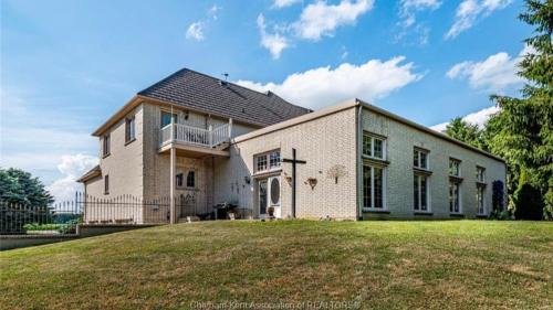 Thamesville Resort | Holden Villa Retreat