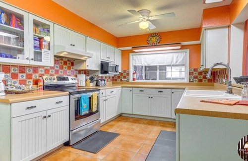 Columbus House | Hole in the Wall Getaway - USA/MEXICO Border Bed & Breakfast