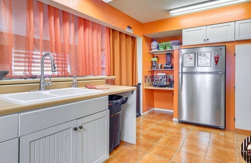 Columbus House | Hole in the Wall Getaway - USA/MEXICO Border Bed & Breakfast