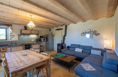 Saint-Sauveur-de-Cruzieres House | Holiday Home 'Gîte Les Vignes Au Mas Dujau' with Shared Pool, Wi-Fi and Air Conditioning