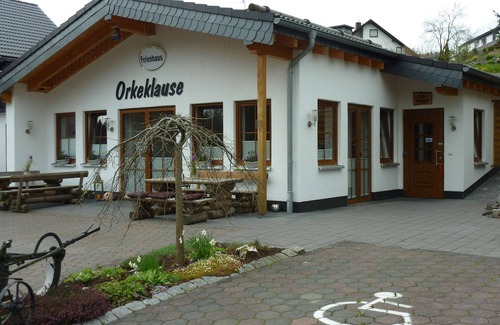Elkeringhausen Apartment | Holiday house (100m2) with fireplace, large terrace, mountain and lake views