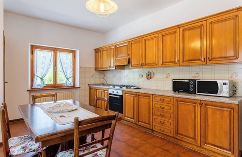 Castelnuovo di Garfagnana Villa | Holiday Home 'Casa Mia' with Mountain View, Private Terrace and Private Garden